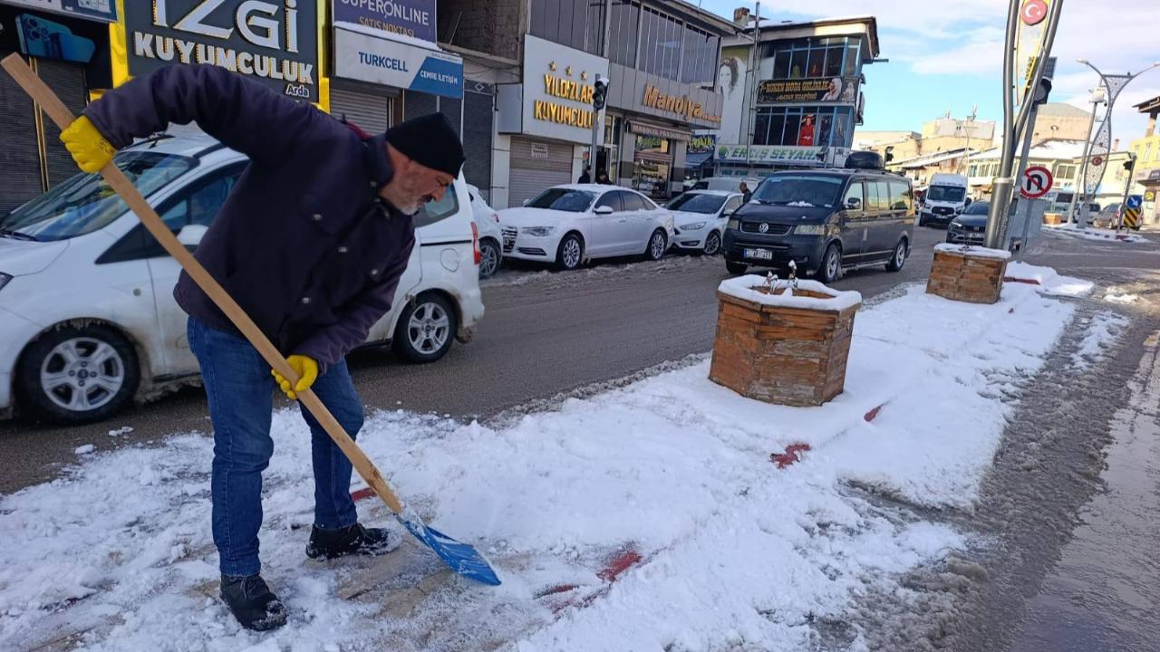 Erciş’te Kar Yağışının Ardından Ekipler Seferber Oldu