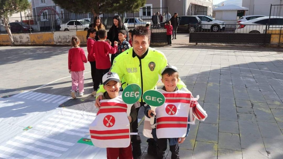 Erzincan Çayırlı’da öğrencilere trafik güvenliği eğitimi