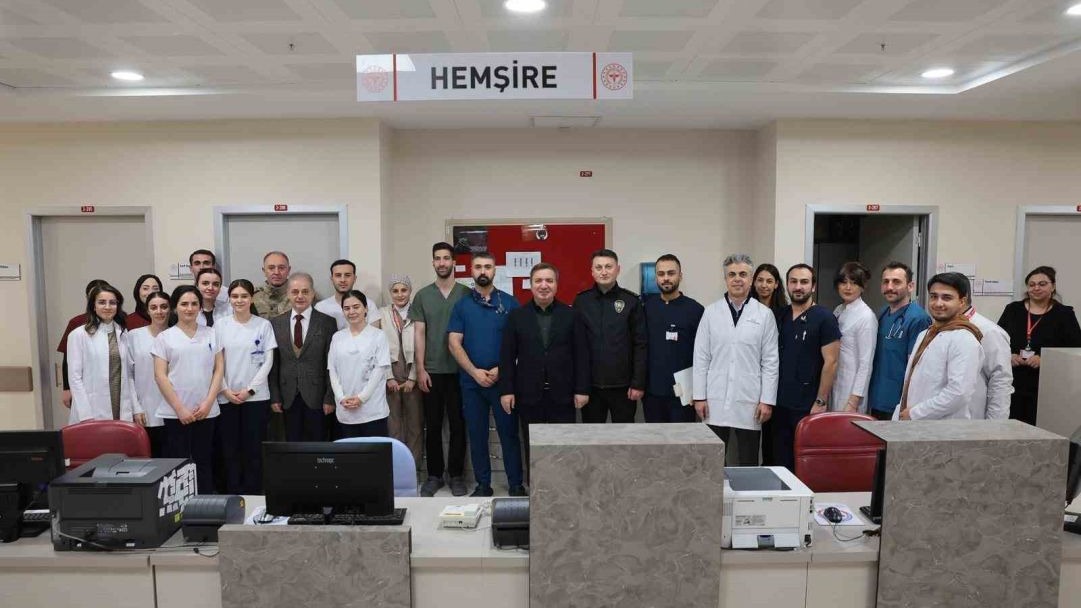 Erzincan Valisi Hamza Aydoğdu hastanede tedavi gören hastaları ziyaret etti