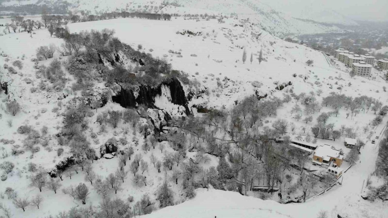 Erzincan’da beyaz gelinliğini giyen Girlevik Şelalesi kışın da göz kamaştırıyor