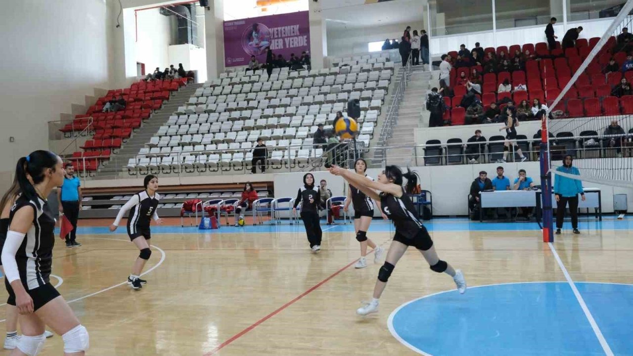 Erzincan&#039;da genç sporcular sahada: Voleybol İl Birinciliği finali devam ediyor