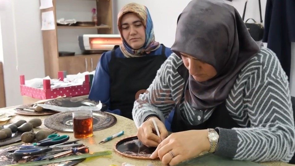 Erzincanlı kadınlar bakır işlemeciliğini yaşatıyor