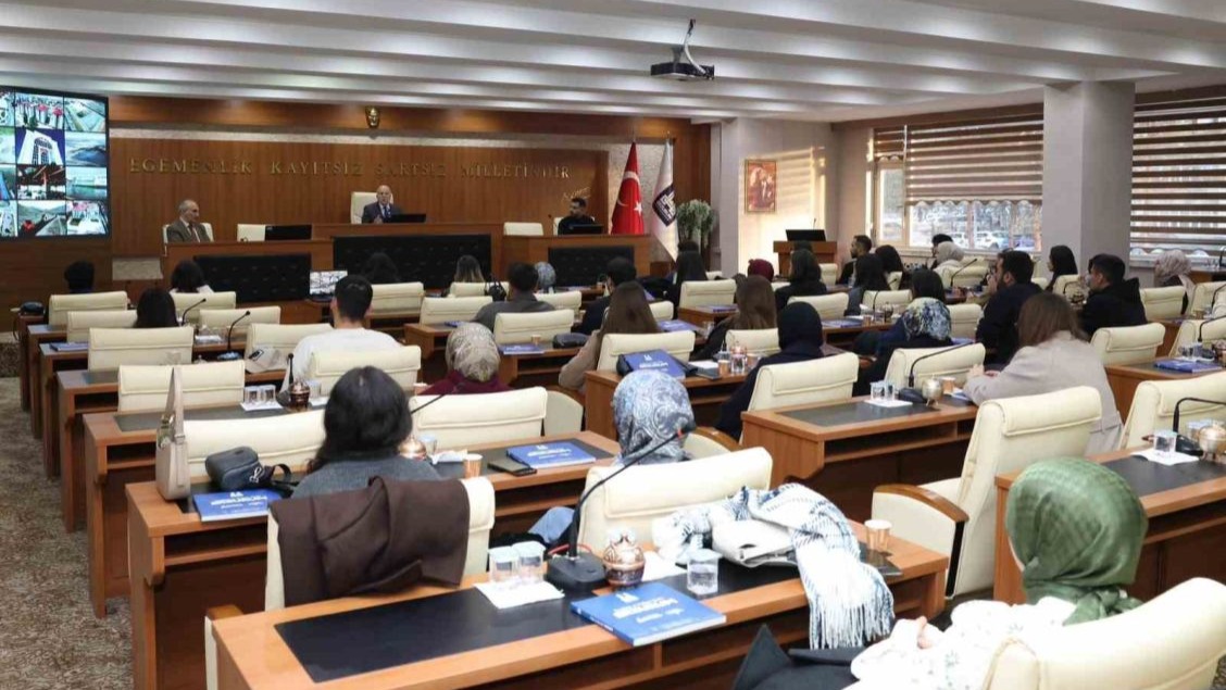 Erzurum Büyükşehir Belediye Başkanı Mehmet Sekmen, EBYÜ Hukuk Fakültesi öğrencilerini ağırladı