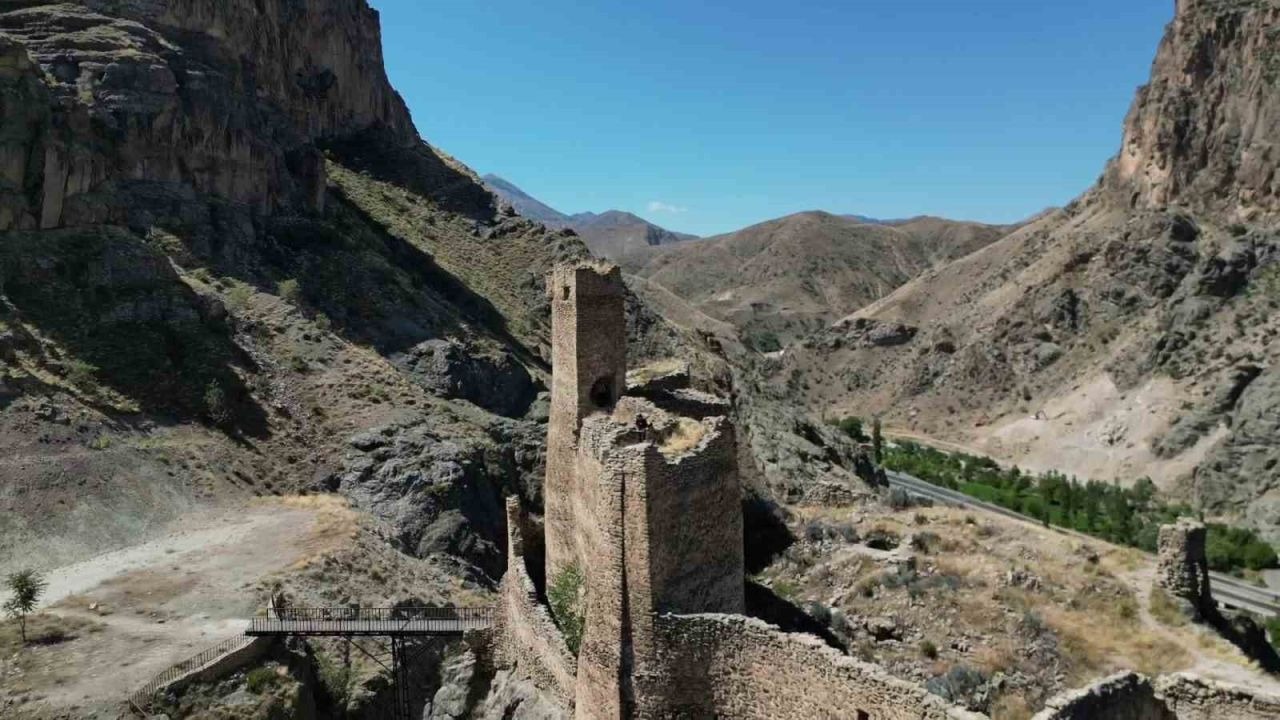Erzurum Engüzekkapı Kalesi bin yıllık ihtişamıyla ziyaretçilerini bekliyor