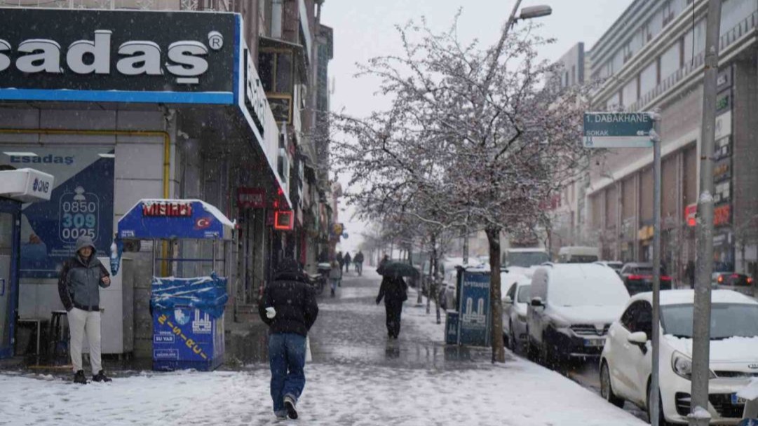 Erzurum güne karla başladı