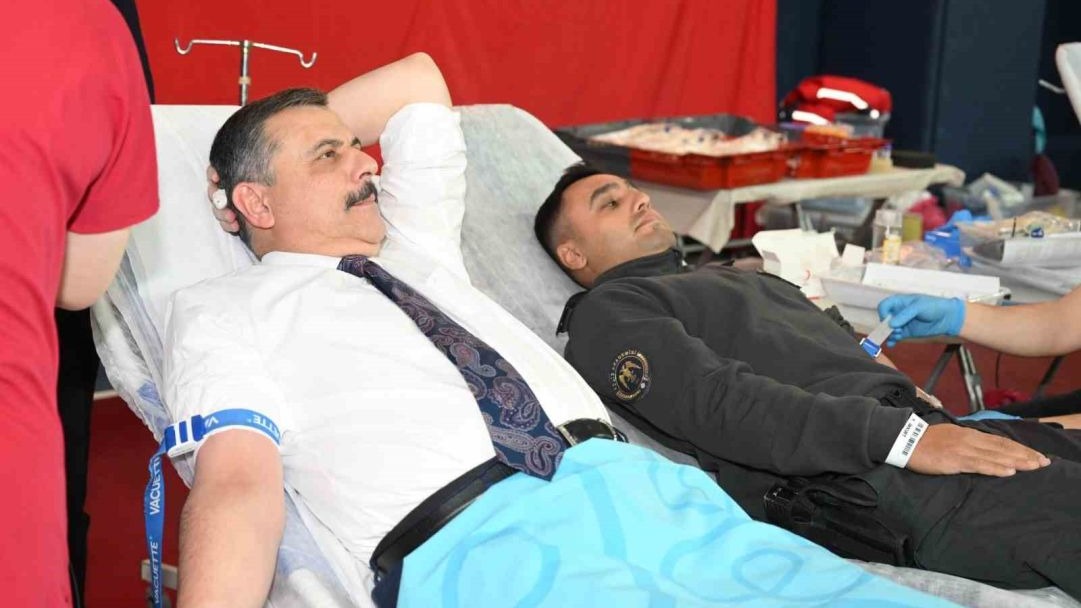 Erzurum Valisi Mustafa Çiftçi 45’inci kez kan bağışında bulundu