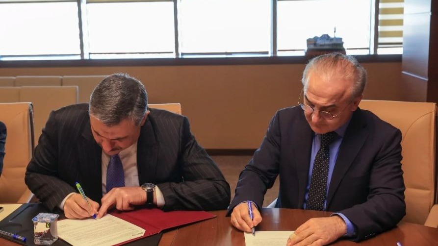 Erzurum'da 5 bin kişilik salon için imzalar atıldı