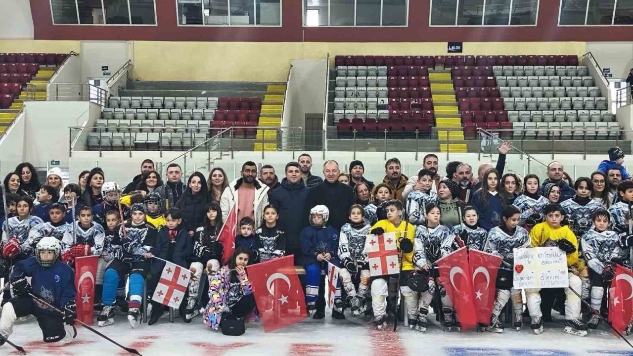 Erzurum&#039;da buzda dostluk rüzgarı esti