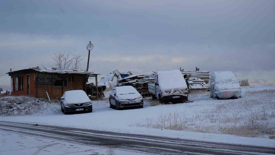 Erzurum&#039;da kar yağışı etkili oldu