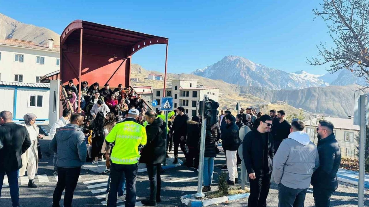 Hakkari polisi özel gereksinimli çocukları trafik eğitim parkında ağırladı