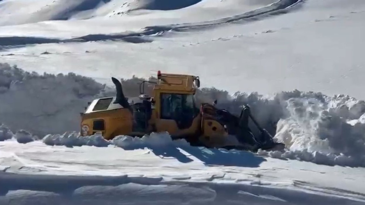 Hakkari Yüksekova’da 3 metrelik karla zorlu mücadele