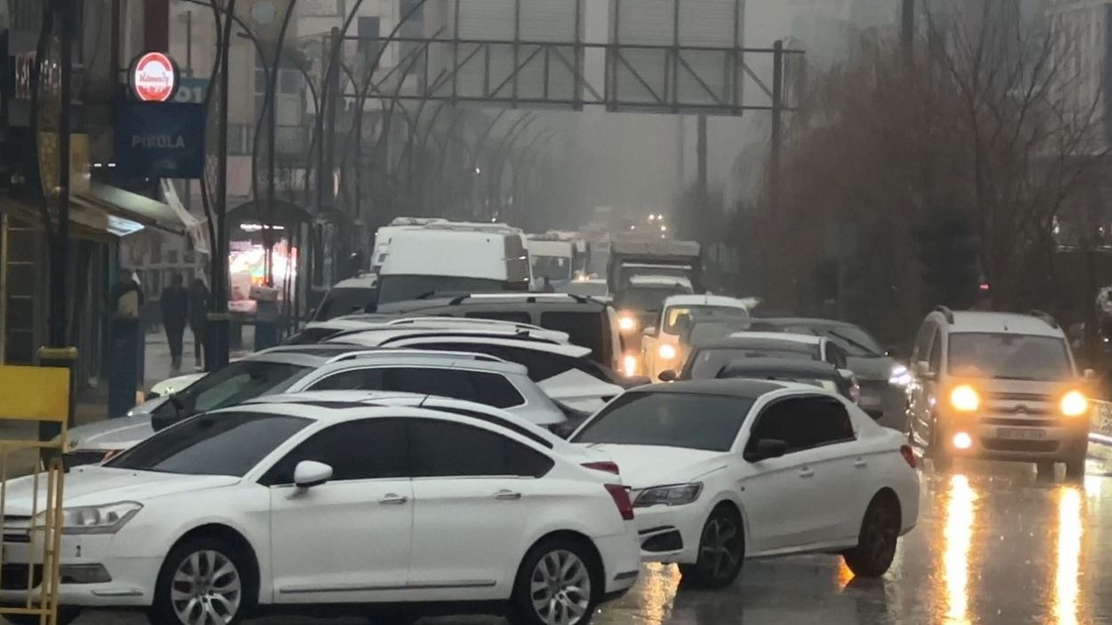 Hakkari Yüksekova’da yoğun yağışlar uçak seferlerini durdurdu