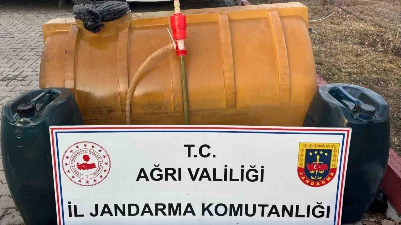 Jandarma Ağrı’da yolcu otobüsünde 245 litre kaçak akaryakıt ele geçirdi