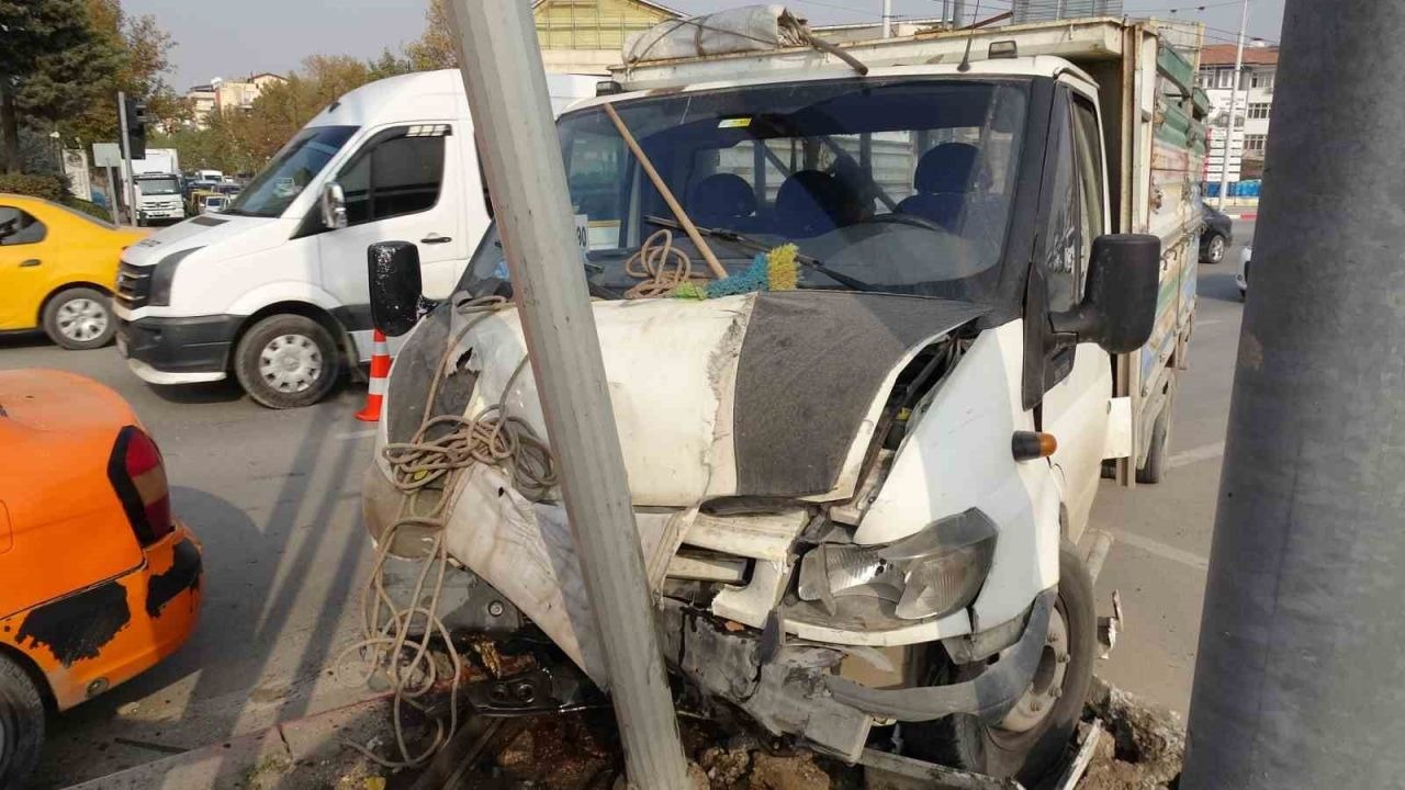 Kamyonet ile ticari taksi çarpıştı: 2 yaralı