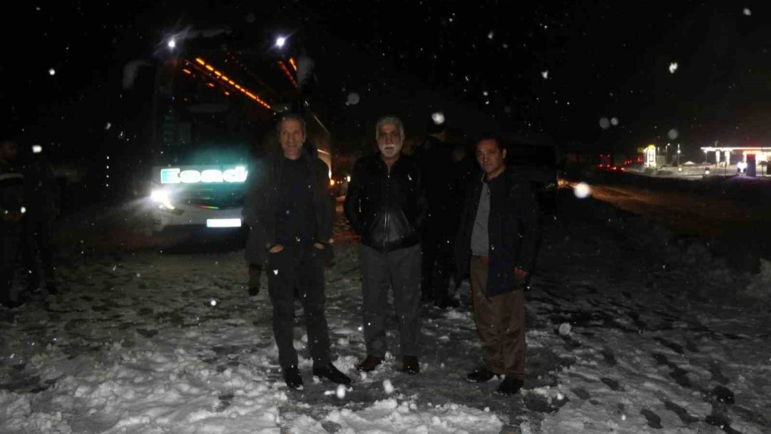 Kar ve tipi nedeniyle Sakaltutan, Kızıldağ ve Ahmediye Geçitlerinde yol ulaşıma kapandı