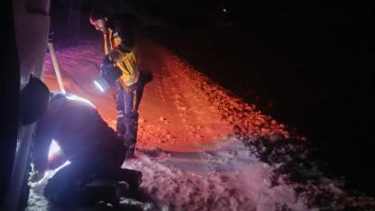 Karla mücadele sürerken Ağrı’da iki hasta ambulansla hastaneye yetiştirildi