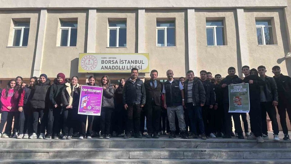 Kars Akyaka&#039;da 300 öğrenciye siber suçlarla mücadele eğitimi verildi