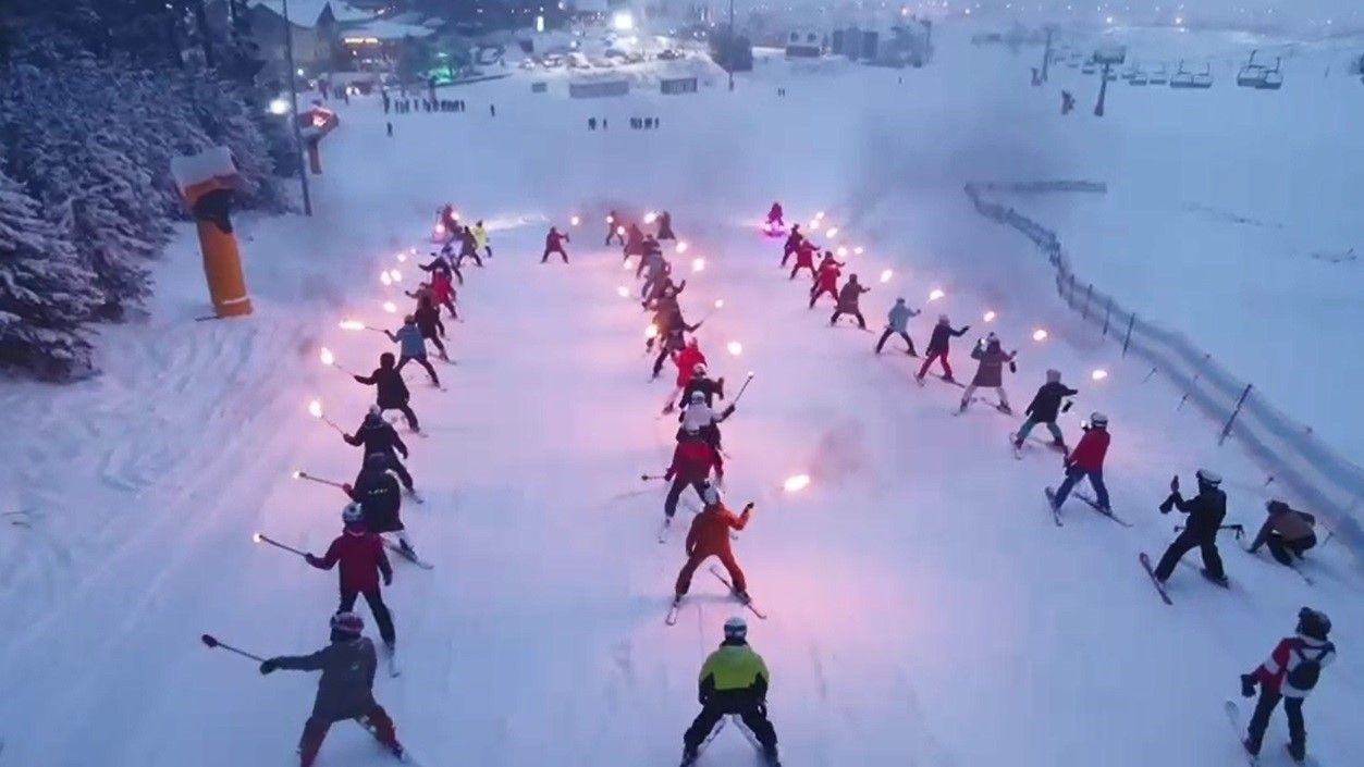 Kars Sarıkamış’tan Bursa’ya vefa köprüsü: Genç kayakçılar, Bursa’daki yangında ölen kayakçıları andı