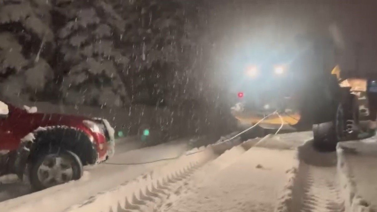 Kars’ta yolda mahsur kalan aracın yardımına özel idare ekipleri yetişti