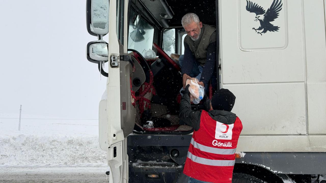 Kızılay’dan Tendürek Geçidi’nde Mahsur Kalan Vatandaşlara Destek