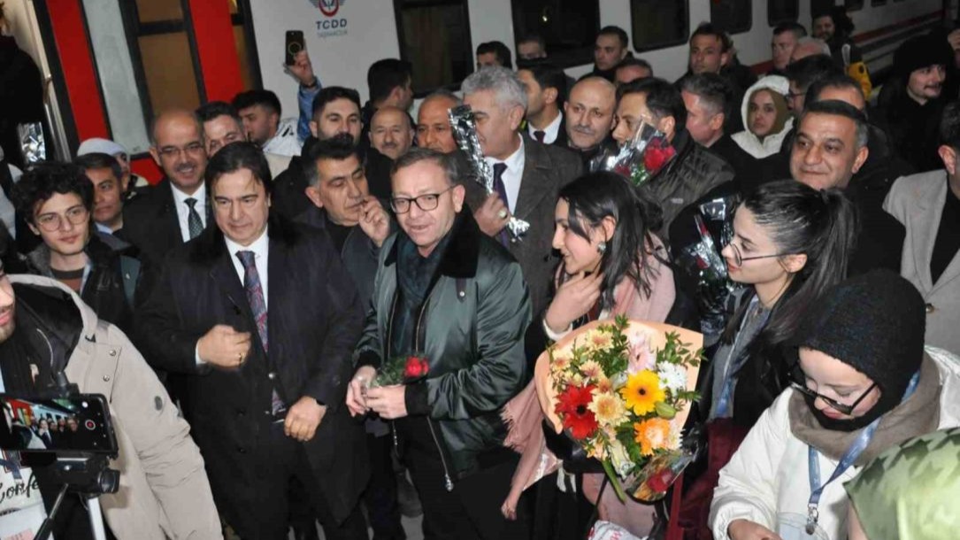 Masalsı yolculuğun son durağı: Turistik Doğu Ekspresi Kars’ta coşkuyla karşılandı