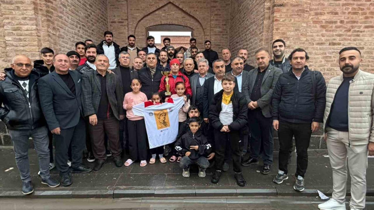 &quot;Melaye Ciziri&quot; anısına 51 kilometre koştu