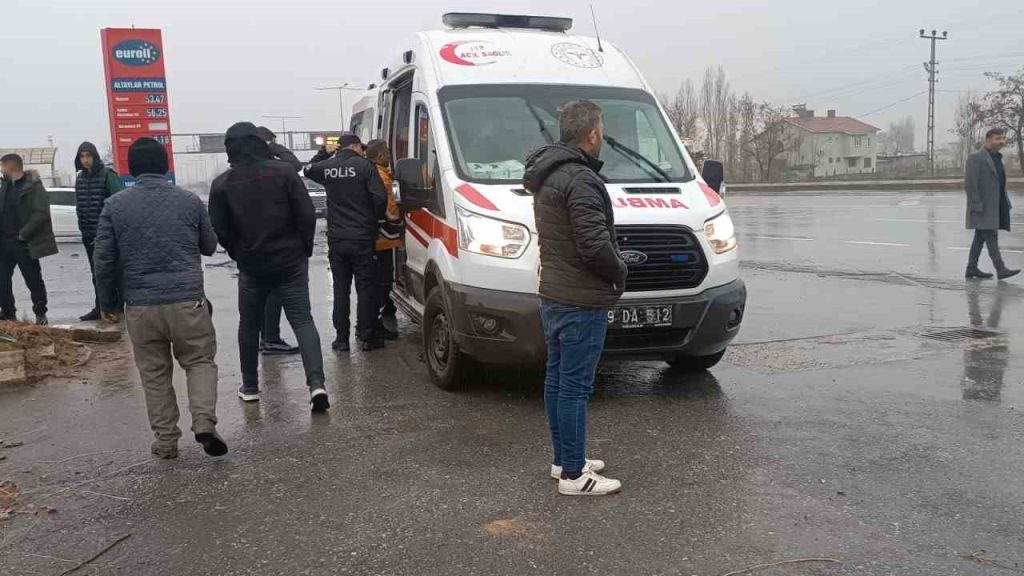 Muş-Bitlis kara yolunda trafik kazası: 3 yaralı