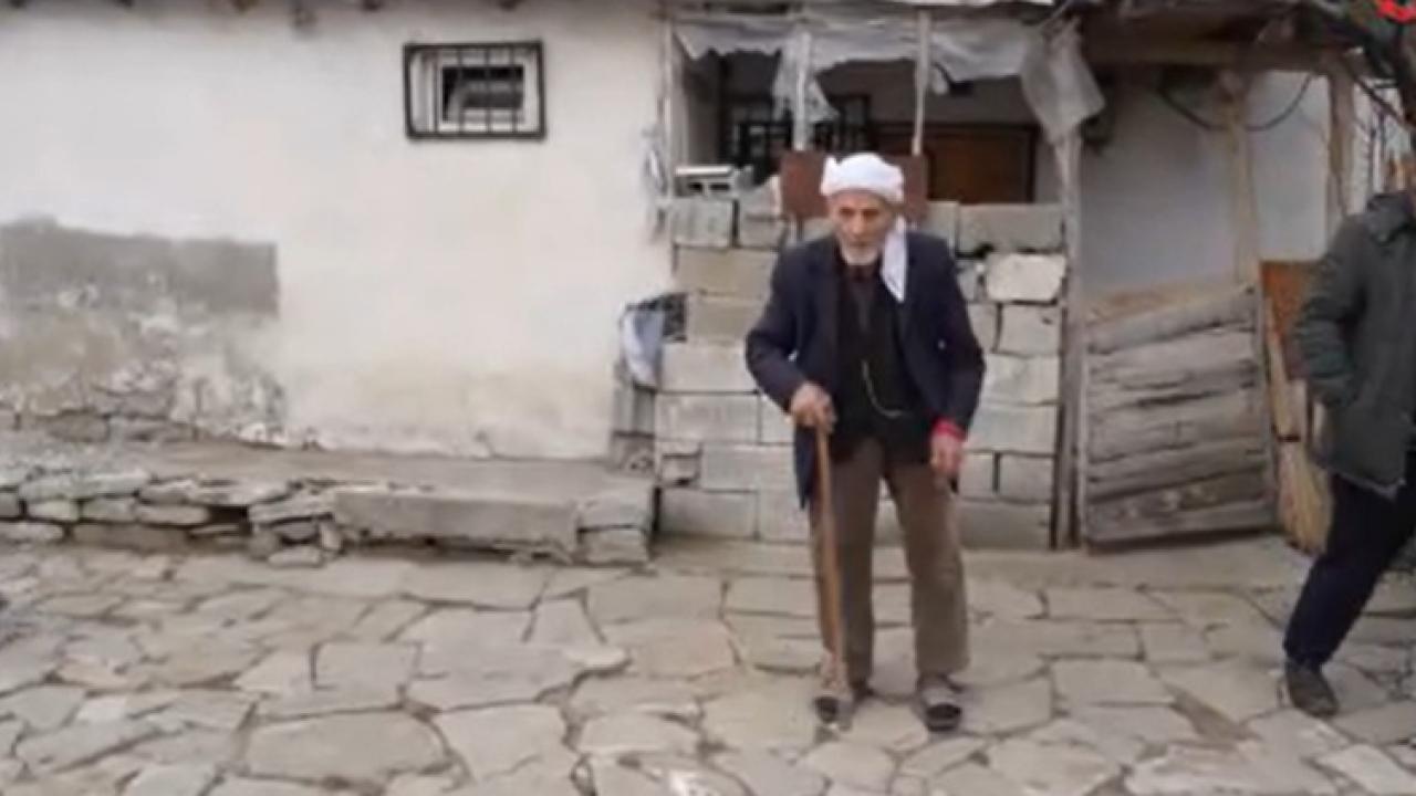 Muş’ta 86 yaşındaki Rüstem dede 50 yıldır sadece çay ve gofretle yaşamını sürdürüyor