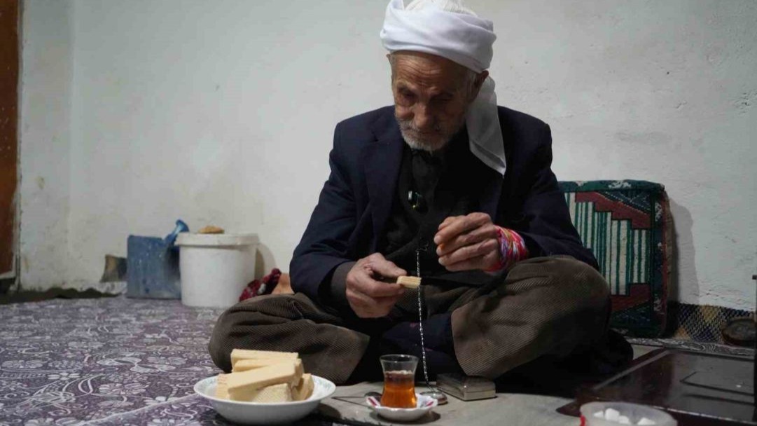 Muş’ta 86 yaşındaki Rüstem dede 50 yıldır sadece çay ve gofretle yaşamını sürdürüyor
