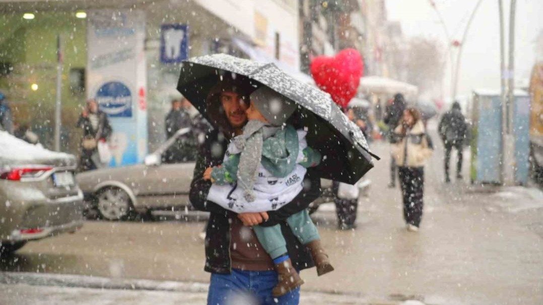 Muş’ta kar yağışı etkili oldu