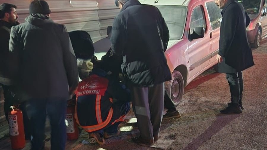 Park halindeki araç bir anda alev aldı