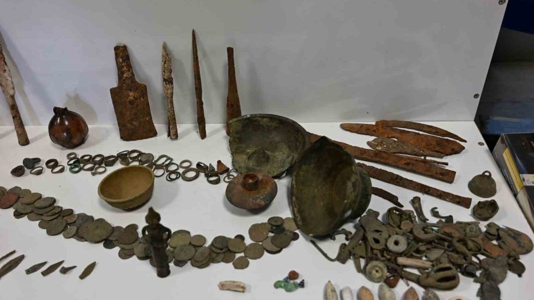 Polis Muş’ta kaçakçılık operasyonu: Çok sayıda silah, mühimmat ve tarihi eser ele geçirildi