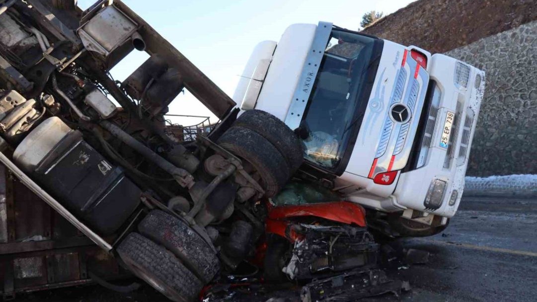Posof’ta buzda kayan iki tır ve bir otomobil birbirine girdi: 1 yaralı