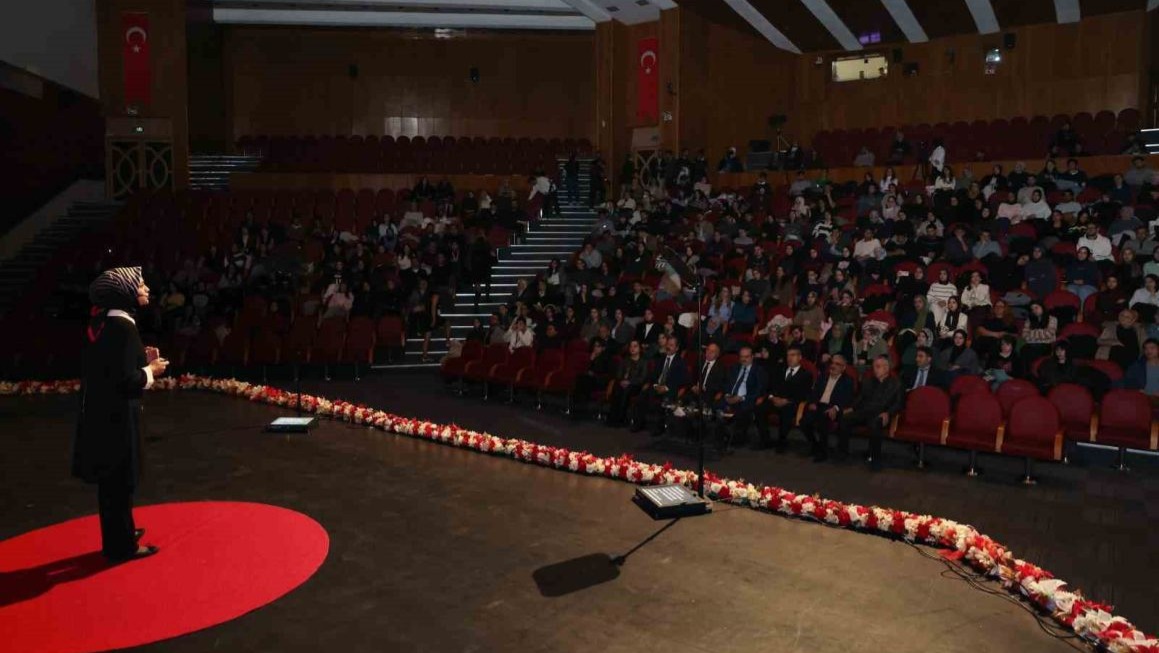 TEDXATATÜRKUNİVERSİTY &quot;Perde&quot; temasıyla katılımcılarla buluştu