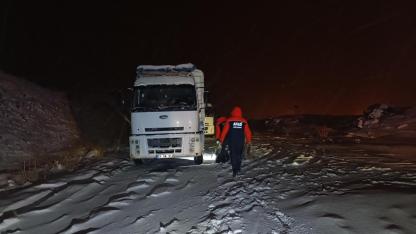 Tendürek Geçidi’nde yaklaşık 100 araç mahsur kaldı