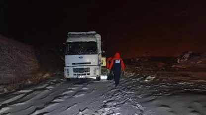 Tendürek Geçidi’nde yaklaşık 100 araç mahsur kaldı