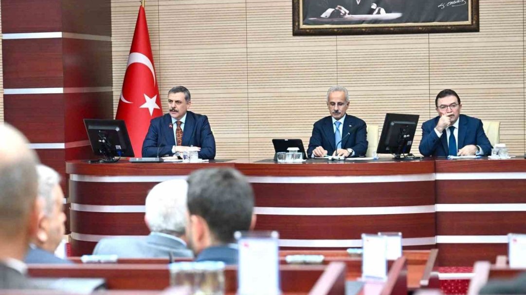 Ulaştırma ve Altyapı Bakanı Uraloğlu: &quot;Erzincan-Erzurum-Kars tren hattı etüt proje çalışmaları devam ediyor&quot;