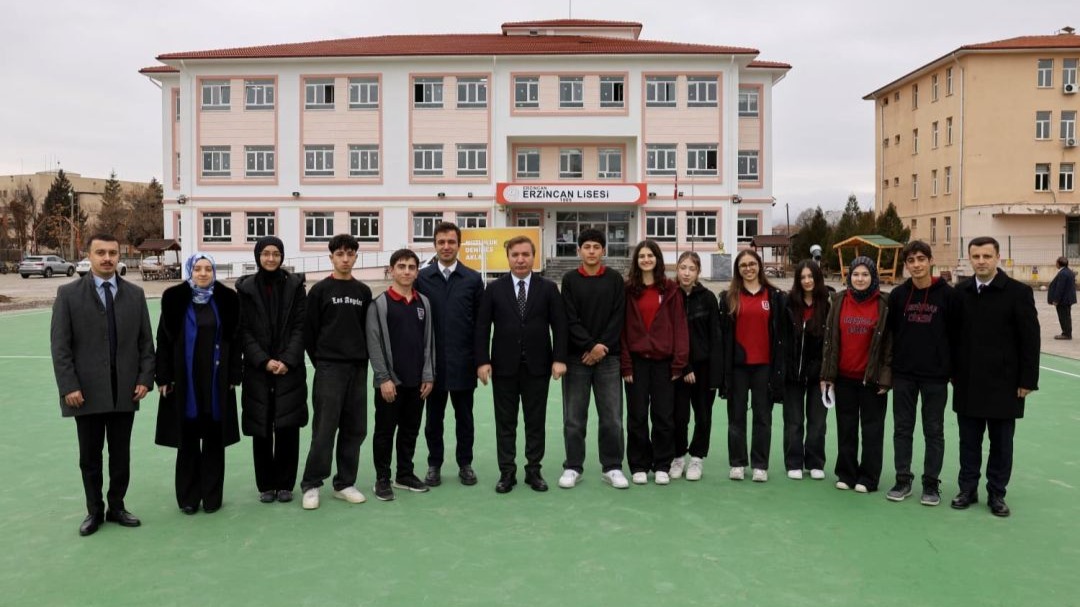 Vali Aydoğdu, Erzincan Lisesi’nde kauçuk zeminli spor alanını inceledi