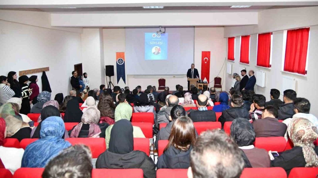 Vali Çiçek, Ardahan Üniversitesi’nde söyleşi programına katıldı