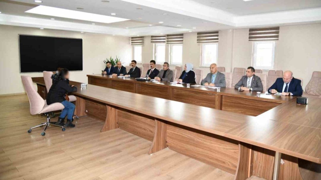 Vali Çiçek halk gününde vatandaşların sorunlarını dinledi