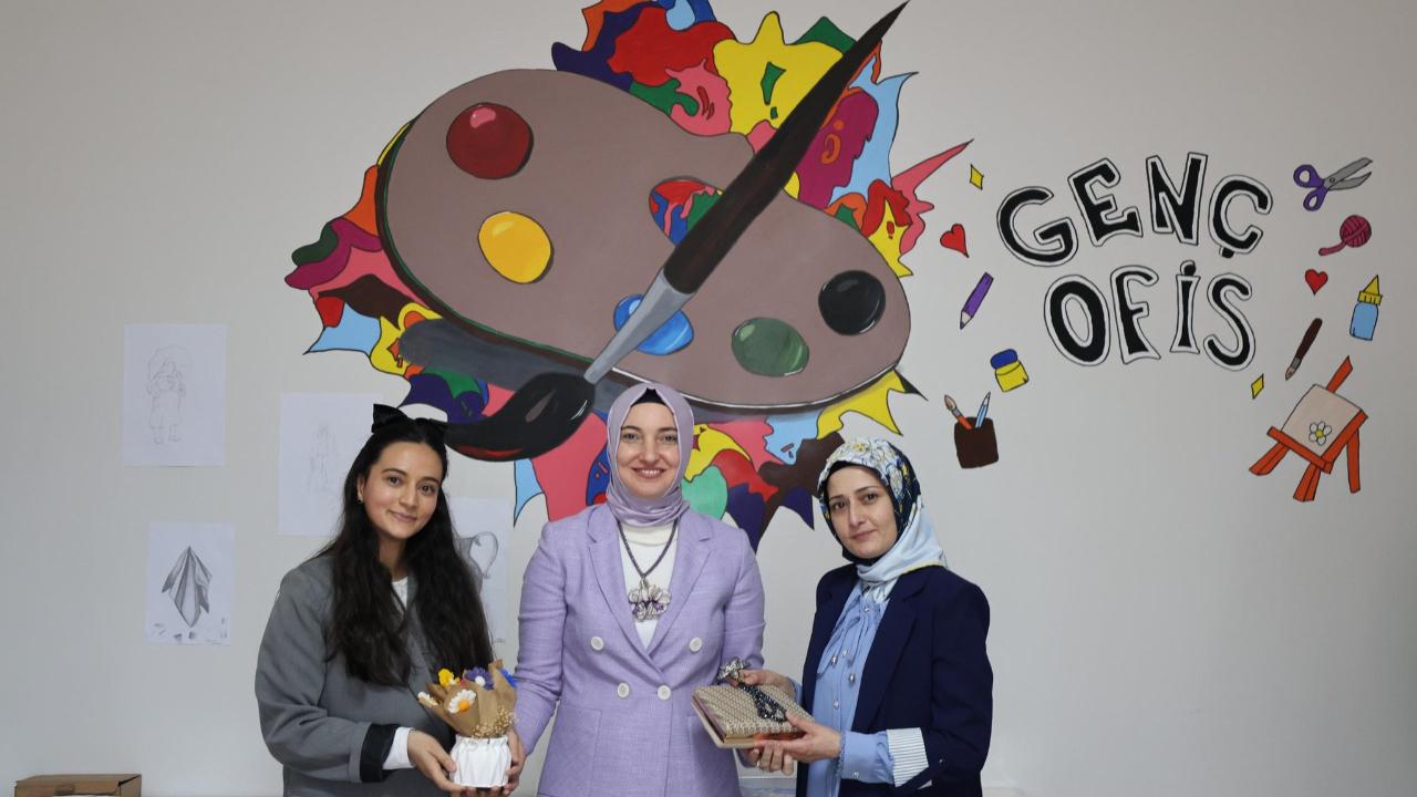 Vali Koç’un Eşi Neslihan Gül Koç, Genç Ofisi’ndeki Kursları Ziyaret Etti