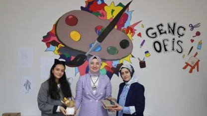 Vali Koç’un Eşi Neslihan Gül Koç, Genç Ofisi’ndeki Kursları Ziyaret Etti