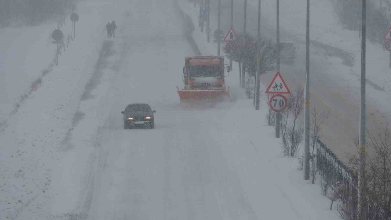 Van’da 389 yerleşim yerinin yolu kapalı