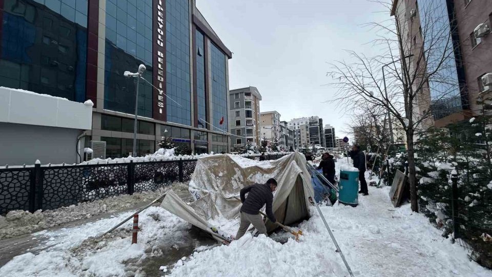Van’da işten çıkarılan işçilerin eylem çadırı kar yağışı nedeniyle çöktü