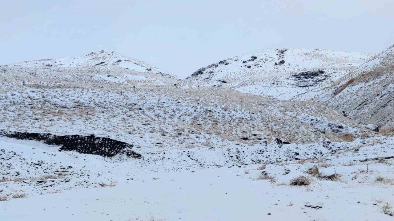 Van’da kış yüzünü gösterdi: Erek Dağı ve çevresi beyaza büründü