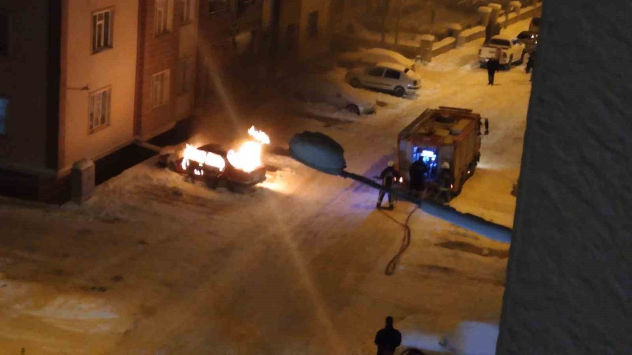 Van’da park halindeki otomobil alev alev yandı