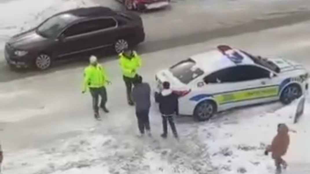 Van’da yürekleri ısıtan görüntüler: Trafik polisleri çocuklarla kartopu oynadı
