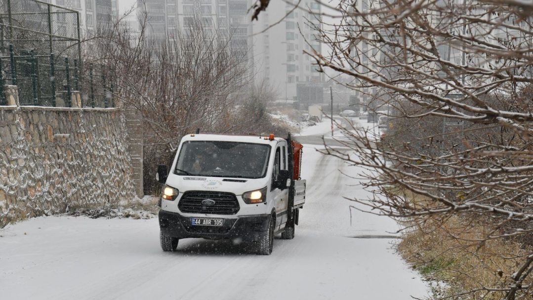Yeşilyurt’ta karla mücadele aralıksız sürüyor