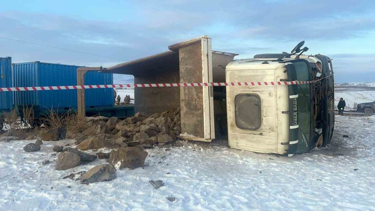Yük treni kamyon ile çarpıştı: 1 ölü