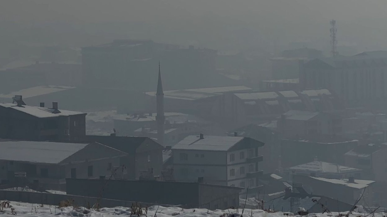 Yüksekova sis altında kaldı